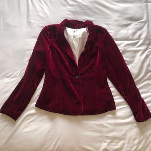 Maroon velvet feeling blazer with button closure